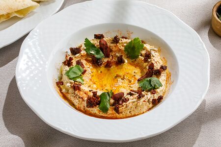 Хумус с оливками и питой из дровяной печи