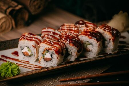 Ролл Дракон с семгой