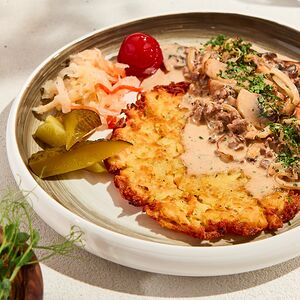 Бефстроганов с картофельными драниками