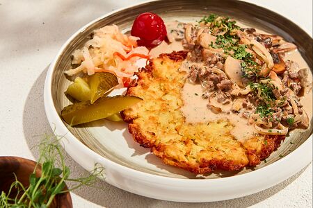 Бефстроганов с картофельными драниками