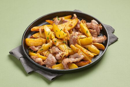 Жареный картофель со свининой