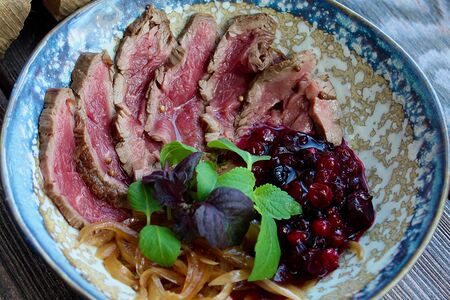 Ростбиф с ягодным соусом