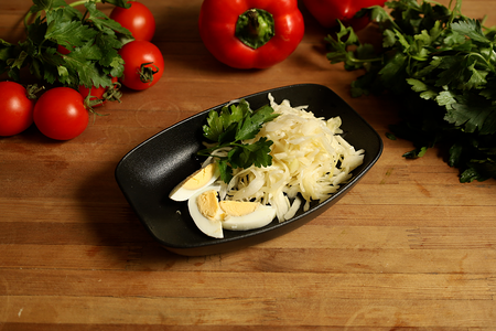 Салат из свежей капусты с яйцом