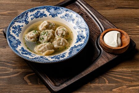 Пельмени Сибирские с наваристым бульоном и сметаной 