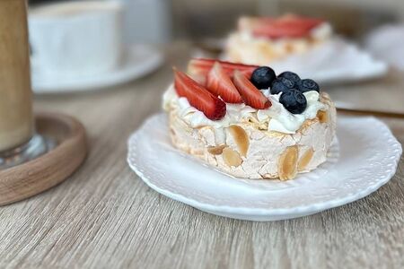 Меренговый рулет сливочный с кешью