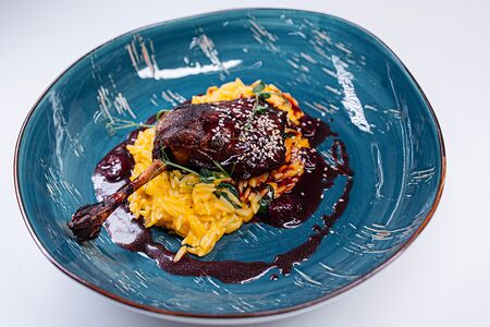 Утиная ножка конфи с ризони и соусом порто