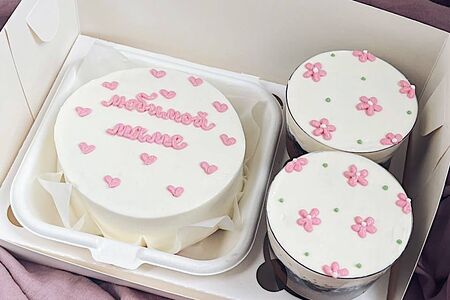 Комбо-набор бенто + капкейки для любимой мамы Красный бархат с клубникой 