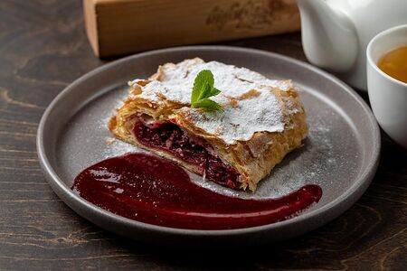 Штрудель вишневый