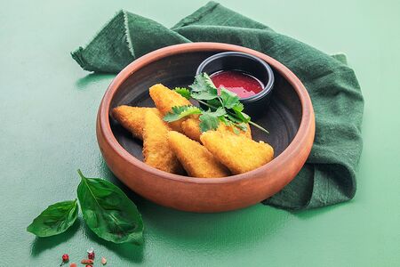 Жареный сыр с ягодным соусом