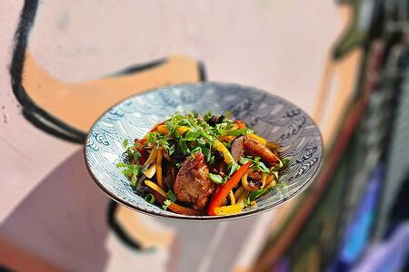 Яичная лапша Ло Мейн с курицей и беконом