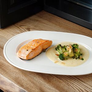 Лосось, брокколи, мусс из пармезана