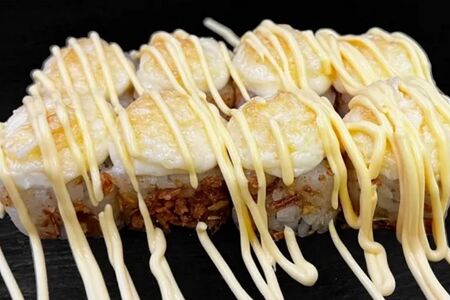 Запечённый ролл с беконом и луком фри