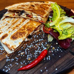 Кесадилья с курицей в сливочном соусе