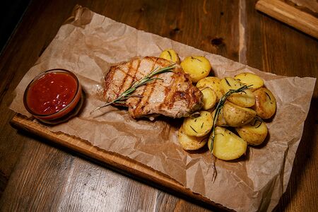 Свиная корейка на кости