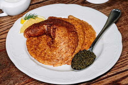 Икра осетра с блинами из гречневой крупы