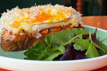 Тост с цыплёнком и томатным соусом