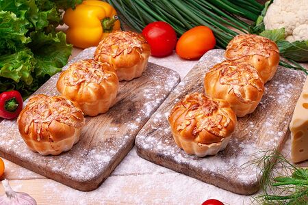 Колобок с говядиной, сыром и помидорами