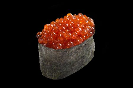 Суши с икрой лосося
