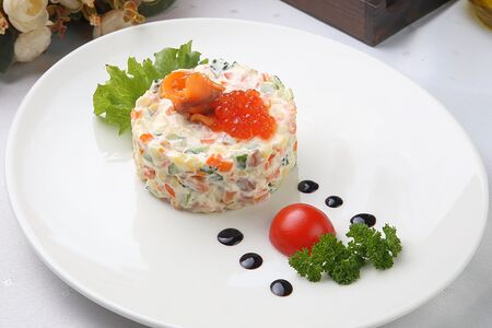 Салат Оливье с лососем и красной икрой