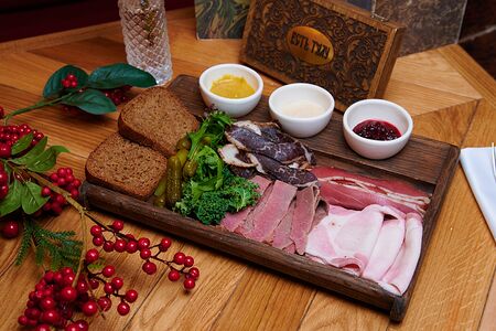 Нарезка мясных деликатесов собственного приготовления с горчицей и хреном