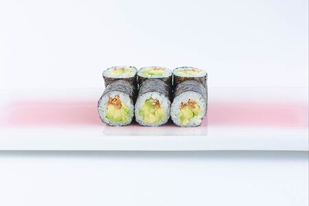 Маки Авокадо с кунжутом