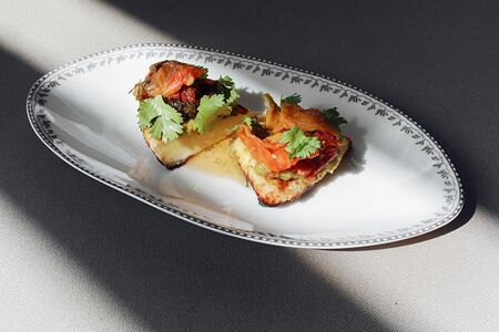 Халуми, авокадо, вяленые томаты, шафрановый мед