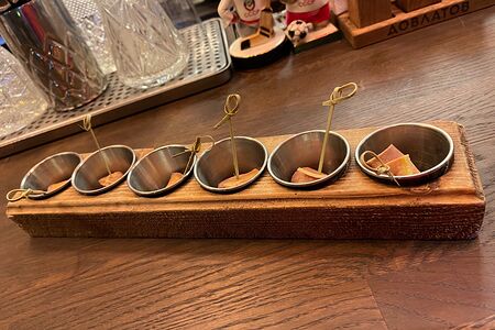 Закуска с говяжьим языком, корнишоном и горчицей