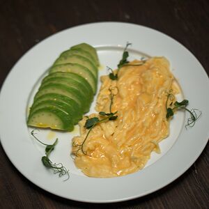 Скрэмбл с авокадо