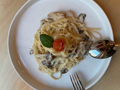 Паста с курицей и грибами