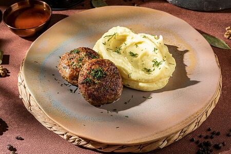 Котлеты домашние с пюре (жареные)