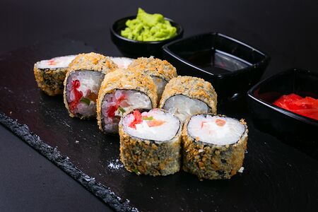 Горячий ролл с креветкой и имбирем