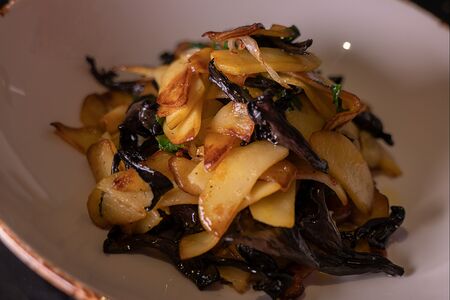 Жареный картофель с черными лисичками