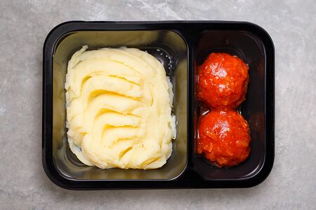 Ёжики в томатном соусе с пюре