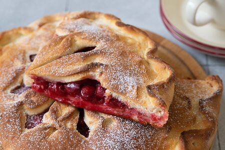 Сладкий пирог с вишней