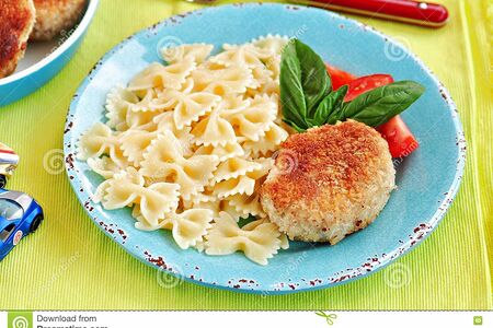 Фарфалле в сливочно-чесночном соусе с шницелем из цыпленка