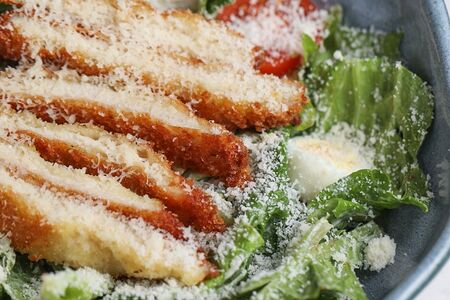 Салат с хрустящим цыплёнком, ромейном и соусом цезарь