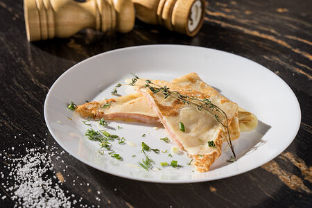 Блин с ветчиной и сыром