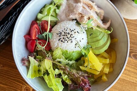 Боул с рисом, курицей и ореховым соусом