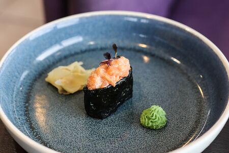 Гункан с лососем