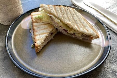 Сэндвич с индейкой и вялеными томатами