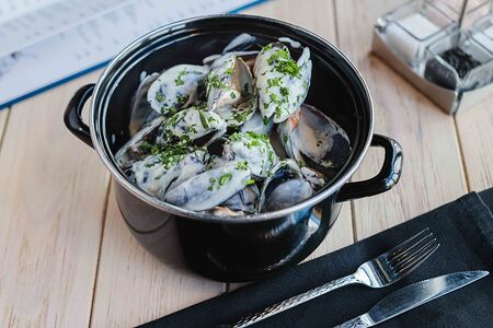 Мидии блю чиз в котелке