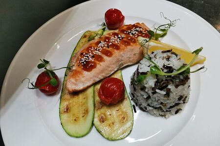Стейк из сёмги с рисом и кабачками