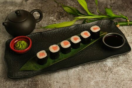 Ролл Сяке маки