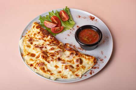 Омлет с ветчиной и сулугуни