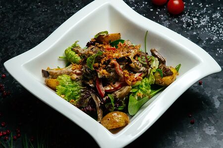 Теплый салат с телятиной