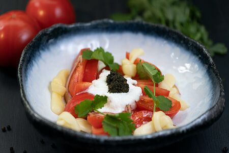 Салат со свежими томатами, сулугуни, мацони и мятной аджикой