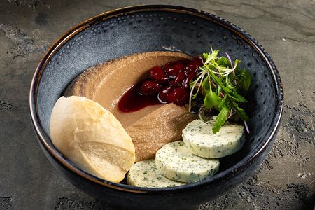 Паштет из куриной печени с копченым вареньем из вишни