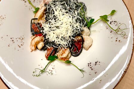 Паста Нери с креветками и сыром дорблю