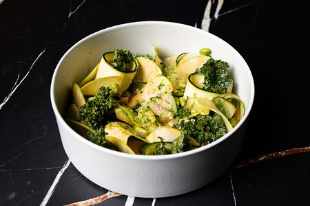 Цукини, огурцы, яблоко, авокадо