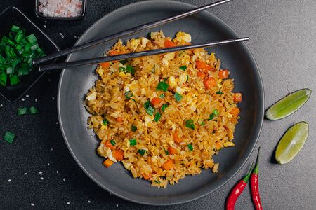 Тяхан с овощами и яйцом 